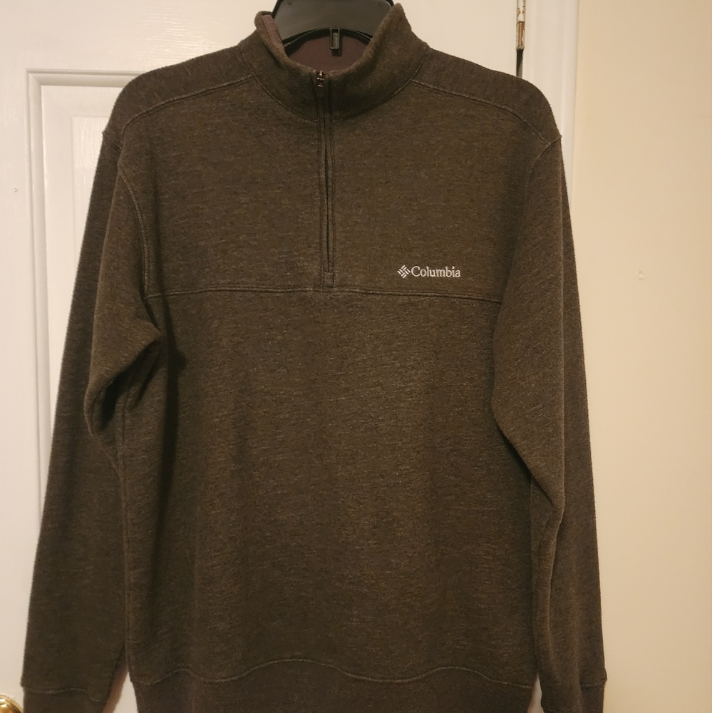 Men's Columbia 1/4 zip sweatshirt.   Size Men's small.